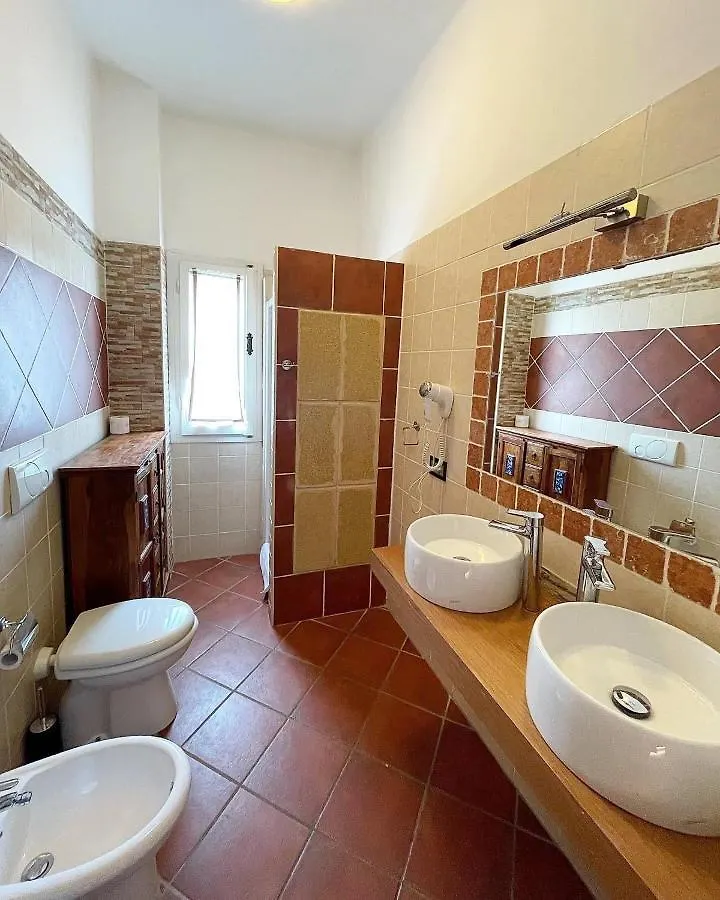Dolce Vita Suite Альгеро 2*,